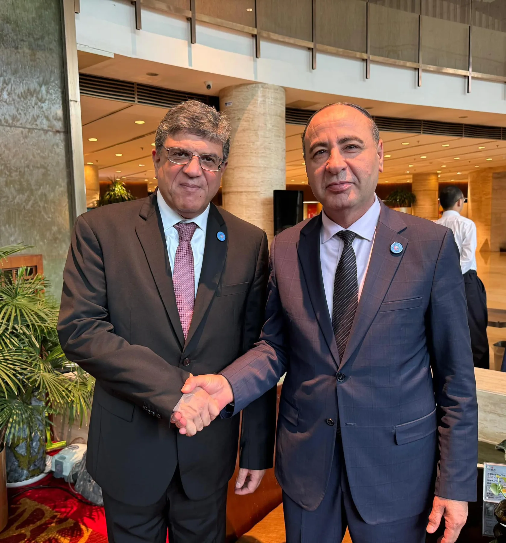الأمين العام لاتحاد المغرب العربي،السيد طارق بن سالم،في جلسة عمل مع السيد الطاهر الباعور المكلف بتسيير شؤون ديوان وزارة الخارجية والتعاون الدولي بدولة ليبيا