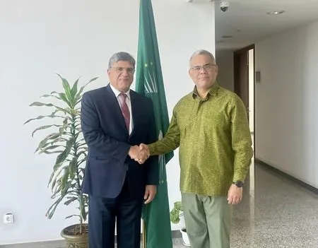 الأمين العام لاتحاد المغرب العربي، السيد طارق بن سالم، يعقد لقاءً مع السيد ستيف لالاند، مدير إدارة الشراكات وتعبئة الموارد بالاتحاد الأفريقي بمقر الاتحاد الأفريقي
