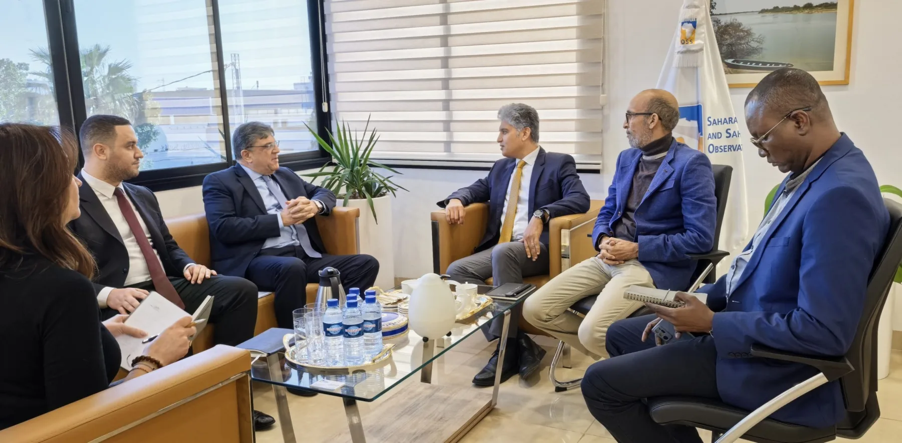 السيد نبيل بن خطرة، الأمين التنفيذي لمرصد الصحراء والساحل، يستقبال سعادة السيد طارق بن سالم، الأمين العام لاتحاد المغرب العربي، بمقر مرصد الصحراء والساحل بتونس.