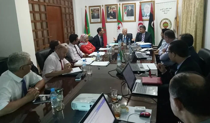 الأمين العام يجتمع بأعضاء لجنة الإشراف على دراسة جدوى إعادة تأهيل بعض مقاطع السكك الحديدية للقطار المغاربي